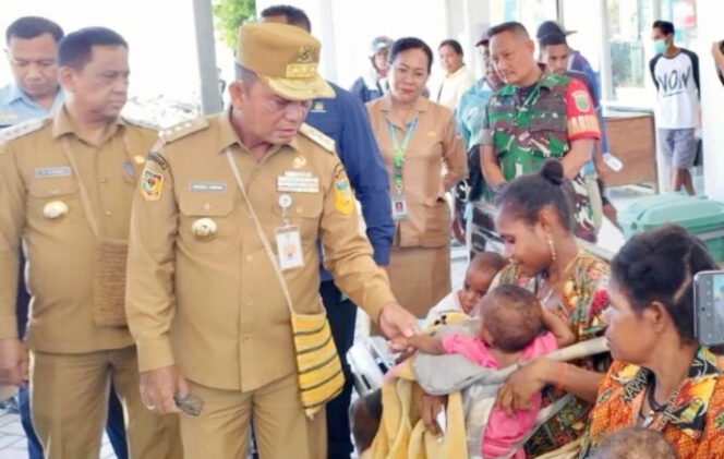 
					Pejabat Gubernur Papua Ramses Limbong bersama Penjabat Bupati Jayapura Semuel Siriwa. (Foto dok: jayapurakab.go.id)