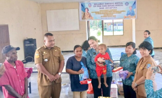 
					Ketua TP PKK Kabupaten Jayapura Dewi Sartika S. Wonda bersama Kadis Sosial Jayapura, Korri Simbolon dan sejumlah pengurus PKK Kabupaten Jayapura, saat melakukan kunker ke Distrik Kemtuk Gresi. (Foto dok: jayapurakab.go.id)
