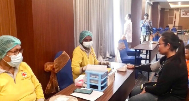 
					PMI Kabupaten Jayapura saat melakukan pengambilan darah pada salah satu pendonoran di Sentani. (Foto dok: jayapurakab.go.id)