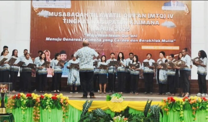 
					Saat Paduan Suara Gerejawi dari LPPD Kabupaten Kaimana membawakan lagu Mars dan Hymne MTQ, di acara Pembukaan MTQ IV Kabupaten Kaimana, Kamis, 9 Oktober 2025. (KabarPapua.co/Yosias Wambrauw