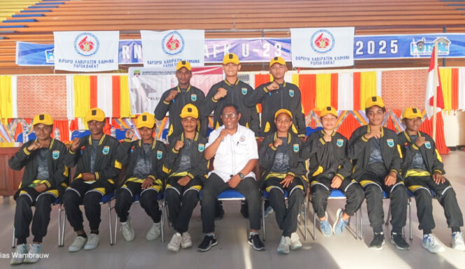 
					Foto bersama Noch Jamlaay dan 10 atlet asal Kabupaten Kaimana yang akan mewakili Papua Barat di POPNAS 2025. (KabarPapua.co/Yosias Wambrauw)