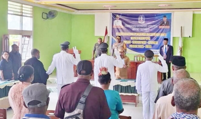 
					Saat pelantikan dan pengambilan sumpah janji tiga kepala kampung di Distrik Nimboran, Kabupaten Jayapura. (foto dok: jayapurakab.go.id)