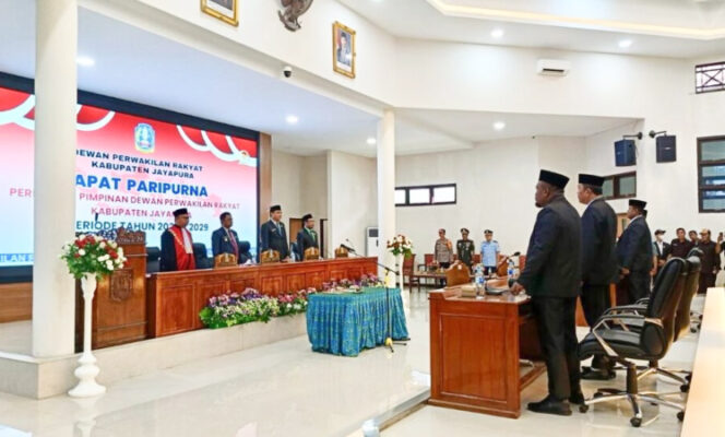 
					Suasana pelantikan pimpinan DPRK Jayapura, di Ruang Rapat Paripurna DPRK Kabupaten Jayapura. Selasa. (Foto dok: jayapurakab.go.id) 