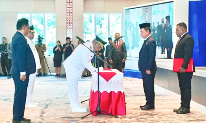 
					Suasan pelantikan Bupati Jayapura Yunus Wonda dan Wabup Jayapura Haris Richard Youcku. (jayapurakab.go.id)