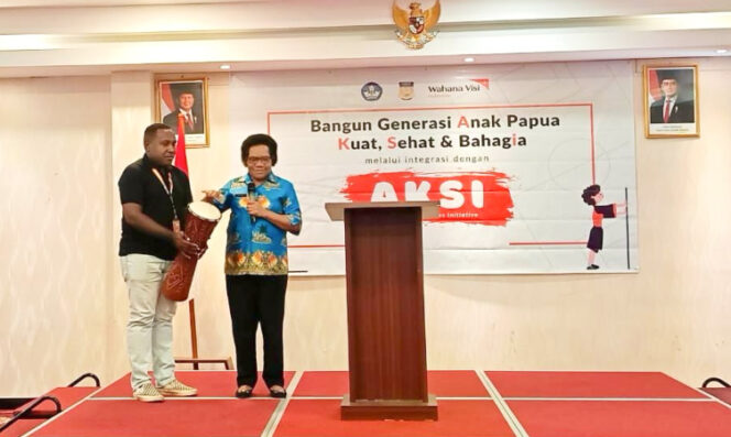 
					Penjabat Bupati Jayapura yang diwakili Asisten II Bidang Perekonomian dan Keuangan Setda Kabupaten Jayapura, Delila Giay ketika menabuh tifa tanda peluncuran program AKSI. (Foto dok: jayapurakab.go.id)
