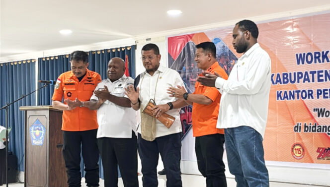 
					Wabup Jayawijaya Ronny Elopere bersama Waket Komisi V DPR RI Robert Rouw, Deputi Bina Tenaga dan Potensi Basarnas M.Barokna Hawlah, Kepala Kantor Pencarian dan Pertolongan Kelas A Jayapura Anton Sucipto saat buka workshop. (KabarPapua.co/Agris Wistrijaya)