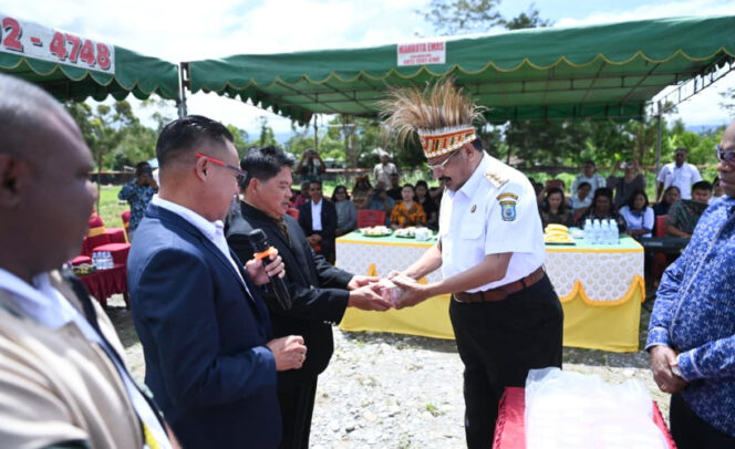 
					Gubernur Papua Pegunungan  John Tabo saat memberikan bantuan sebesar Rp 1 miliar kepada Jemaat GBI Alfa Wamena. (Foto: Pemprov Papua Pegunungan)