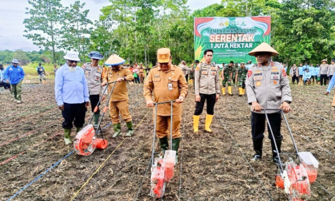 
					Suasana tanam jagung program 1 juta hektar di Kampung Aib, Distrik Kemtuk, Kabupaten Jayapura. (Foto dok: jayapurakab.go.id)