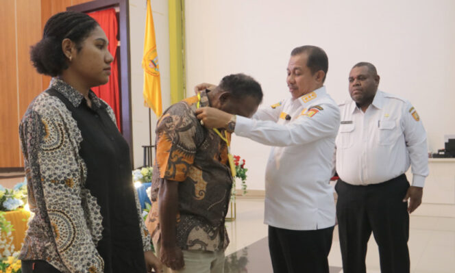 
					Wakil Wali Kota Jayapura Rustan Saru mengalungkan tanda peserta dalam kegiatan Pelatihan Koperasi Merah Putih di Tingkat Desa dan Kelurahan. (KabarPapua.co/Natalya Yoku)
