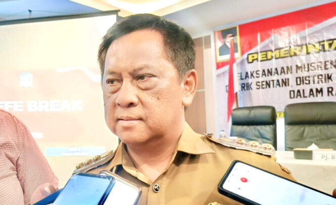 
					Penjabat Bupati Jayapura, Semuel Siriwa saat diwawancara wartawan. (Foto dok: jayapurakab.go.id)