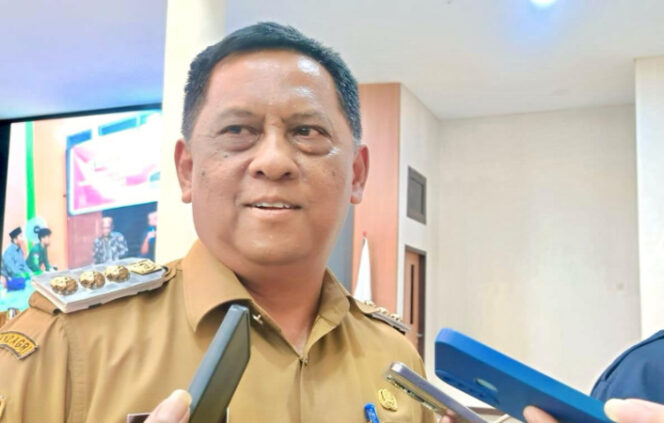 
					Penjabat Bupati Jayapura Semuel Siriwa saat diwawancara wartawan. (Foto dok: jayapurakab.go.id)