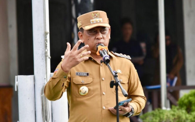 
					Penjabat Bupati Jayapura, Semuel Siriwa saat pimpin apel pagi di lingkup Pemkab Jayapura. (Foto dok: jayapurakab.go.id)