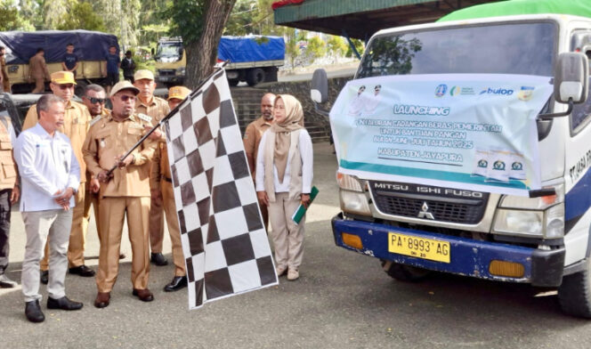 
					Bupati Jayapura Yunus Wonda didampingi Wabup Jayapura Haris Richard S. Yocku  bersama Kepala  Kanwil Perum Bulog Papua dan Papua Barat Ahmad Mustari secara simbolis melepas penyaluran 175.360 ton beras. (Foto dok: jayapurakab.go.id)