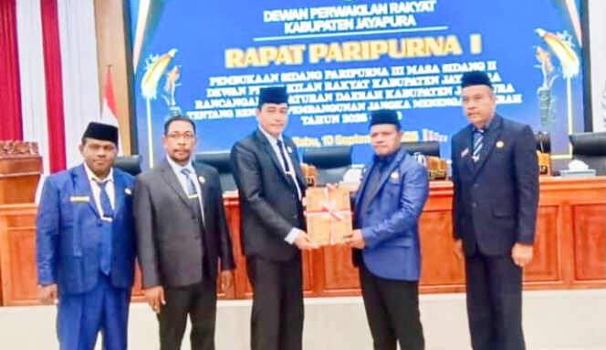 
					Wabup Jayapura Haris Richard S. Yocku saat menyerahkan materi Raperda tentang RPJMD Kabupaten Jayapura Tahun 2025-2029 kepada Ketua DPRK Jayapura Ruddy Bukanaung. (foto dok: jayapurakab.go.id)