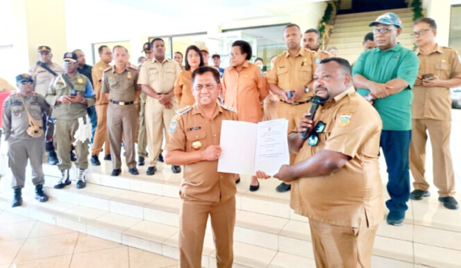 
					Jack Puraro saat menyerahkan pernyataan sikap kepada Pj Bupati Jayapura Semuel Siriwa dalam aksi demo damai penyelesaian hak-hak ASN. (Foto dok: jayapurakab.go.id)