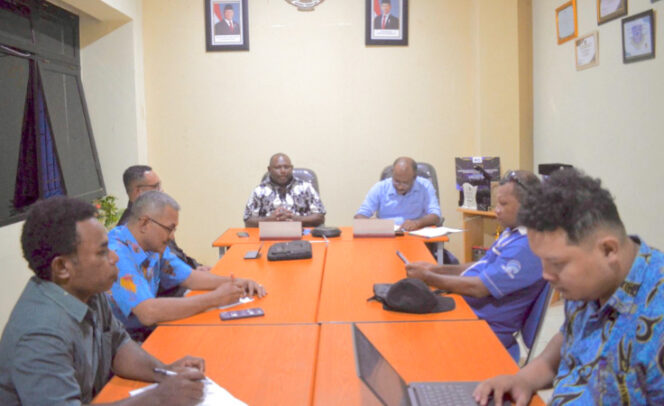 
					Suasana pertemuan antara Dinas Kominfo Kabupaten Jayapura bersama mitranya dan BPK Klasis Tanah Merah di Ruang Rapat Diskominfo Kabupaten Jayapura. (Foto dok: jayapurakab.go.id)