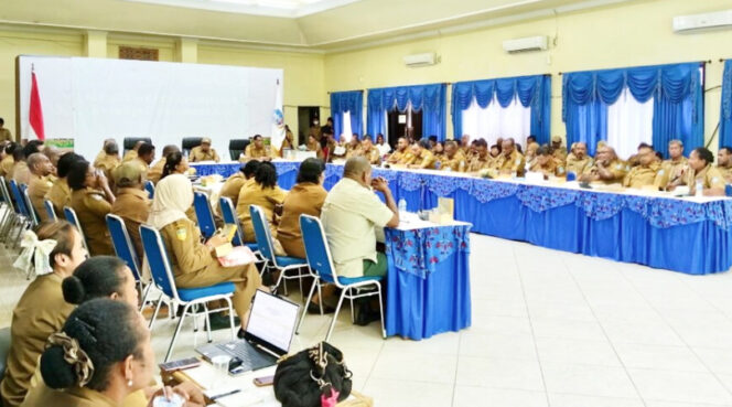 
					Bupati Jayapura Yunus Wonda pimpin  rakor dan evaluasi tentang anggaran sumber dana ADK dan sumber dana PAD Pemkab Jayapura. (Foto dok: jayapurakab.go.id)