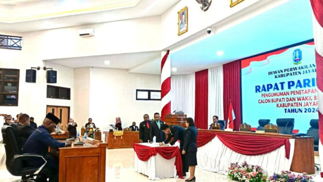 
					Wakil Bupati Jayapura terpilih Haris Richard S. Yocku saat foto bersama bersama Anggota DPRK, Pj Bupati Jayapura Semuel Siriwa, Sekda Kabupaten Jayapura Hana S. Hikoyabi, unsur Forkopimda usai rapat paripurna agenda pengumuman hasil penetapan pasangan calon Bupati dan Wakil Bupati Jayapura terpilih, di Ruang Sidang Gedung DPRK Jayapura. Jumat (28/02/2025)