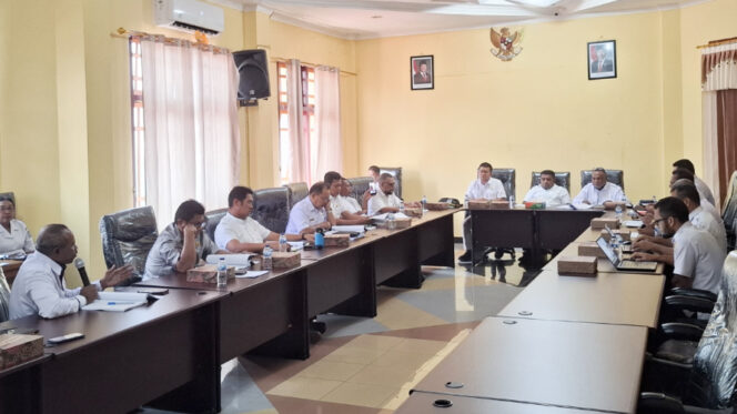 
					Rapat TAPD dan Badan Anggaran (Banggar) DPRK Kepulauan Yapen pada Rabu, 15 Oktober 2025. (KabarPapua.co/Ainun Faathirjal)