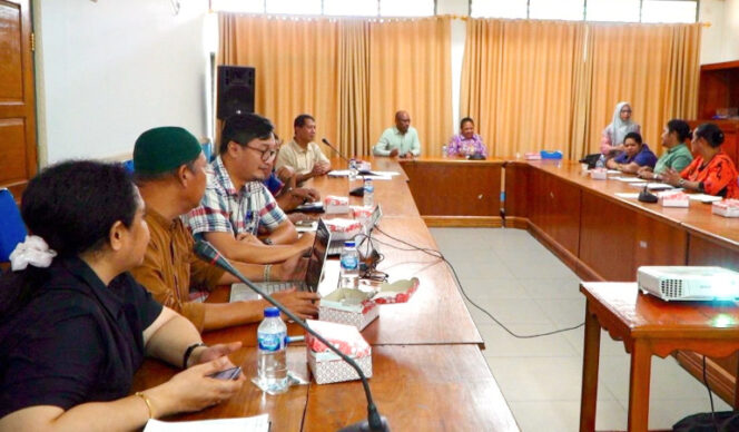 
					Rapat kesiapan pelaksanaan layanan program PKG Tahun 2025, dipimpin langsung Sekda Jayapura, Hana S. Hikoyabi. (Foto dok: jayapurakab.go.id)