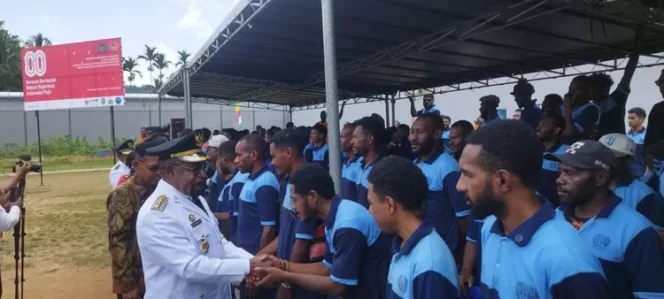 
					Bupati Jayapura, Yunus Wonda saat berte,u warga binaan di Lapas Doyo Jayapura untuk menyerahkan remisi kemerdekaan RI. Foto: ist