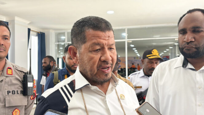 
					Wakil Ketua Komisi V DPR RI Robert Rouw saat diwawancara wartawan di Wamena, Jayawijaya. (KabarPapua.co/Agris Wistrijaya) 
