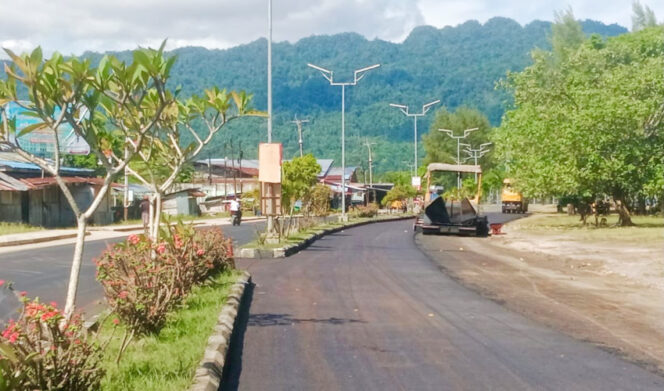 
					Pengerjaan Peningkatan ruas jalan dari Kawasan Air Tiba - Bantemi yang dikerjakan PT Mandiri Cipta Kencana. (KabarPapua.co/Yosias Wambrauw)