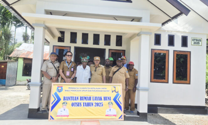 
					Wabup Kepulauan Yapen Roi Palunga, didampingi Plt Kadis PUPR Kepulauan Yapen Jumirto Dwi Bongga saat menyerahkan rumah layak huni program Otsus 2025 kepada warga Kampung Famboaman, Distrik Anotaurei. (KabarPapua.co/Ainun Faathirjal)