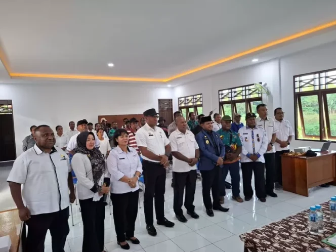 
					Wakil Bupati Jayapura, Haris Richard S. Yocku membuka Sosialisasi Program Sekolah Rakyat di Kampung Kwadewar, Distrik Waibhu, yang berlangsung di Aula Kantor Distrik Waibhu, Rabu, 10 September 2025. Foto: Lintaspapua.com