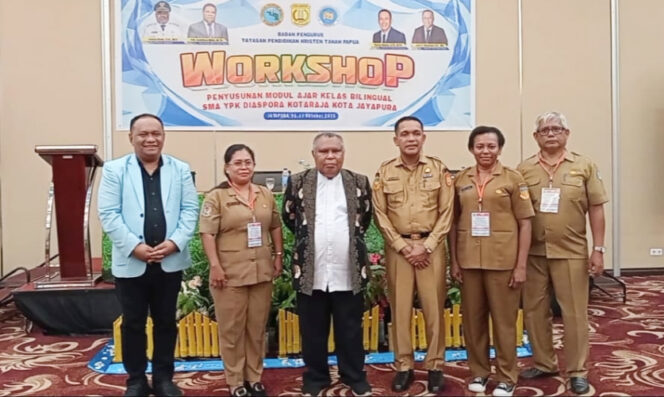 
					Plt Kepala Dinas Pendidikan Kota Jayapura, Rocky Bebena berfoto bersama BP YPK Tanah Papua. (KabarPapua.co/Natalya Yoku) 