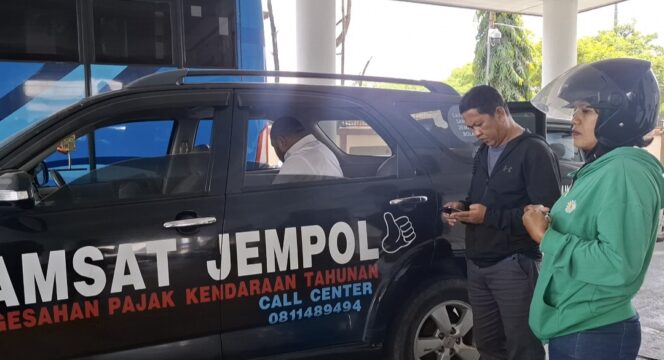 
					Wajib pajak saat membayar pajak pada mobil pelayanan di Kantor UPPD Jayapura. Foto: Imelda/KabarPapua.co