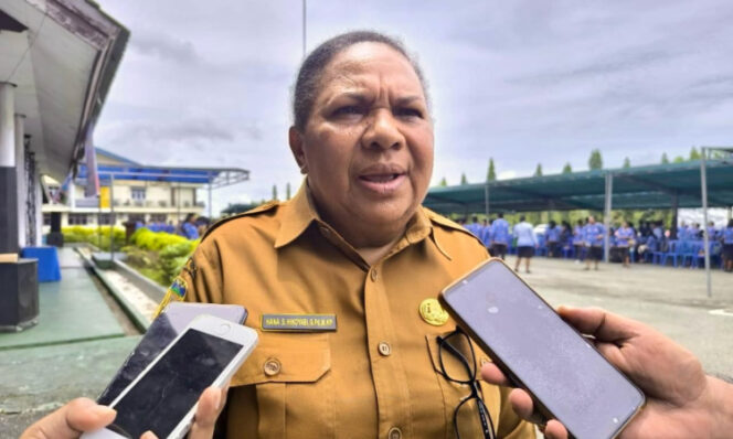 
					Sekretaris Daerah (Sekda) yang juga Plt Kepala Dinas Pendidikan Kabupaten Jayapura, Dr. Hana S. Hikoyabi, S.Pd., M.KP. (Foto dok: jayapurakab.go.id)
