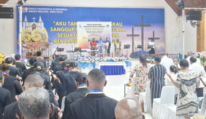 
					Sambutan Wabup Kepulauan Yapen Roi Palunga dalam acara penamatan Sekolah Alkitab Waropen Kelas Eksekutif Serui Tingkat I dan II Tahun Ajaran 2025. (KabarPapua.co/Ainun Faathirjal)