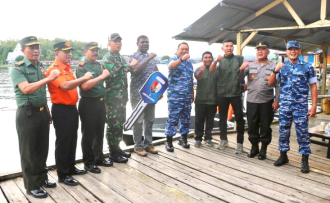 
					Komandan Lanud Silas Papare Bersama Unhan RI Serahkan Kapal Inovasi Kepada Masyarakat Danau Sentani. (Foto dok: jayapurakab.go.id)