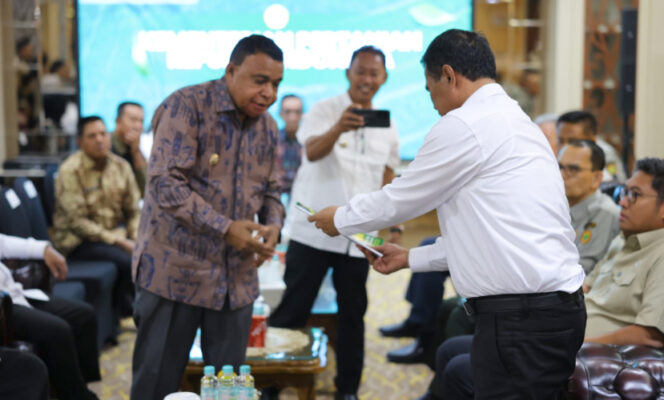 
					Bupati Kepulauan Yapen Benyamin Arisoy menyerahkan langsung Proposal Pengembangan Sektor Pertanian kepada Menteri Pertanian (Mentan) RI Andi Amran Sulaiman di Kantor Kementan di Jakarta. (Foto IST)
