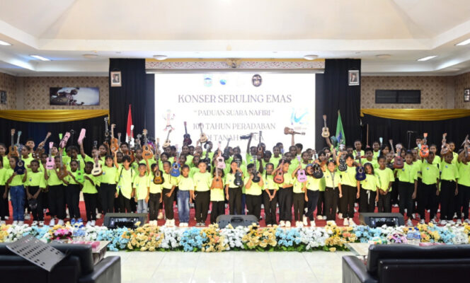 
					Penampilan peserta di Konser Seruling Emas, di Gedung Sasana Karya di Teluk Wondama, Sabtu, 4 Oktober 2025. (KabarPapua.co/Yosias Wambrauw)