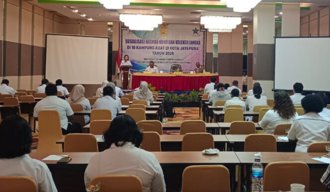 
					Lestarikan Warisan Budaya, Pemkot Jayapura Sosialisasi Naskah Kuno dan Koleksi Langka 10 Kampung Adat di Port Numbay. (Kabar Papua.co/Natalya Yoku)
