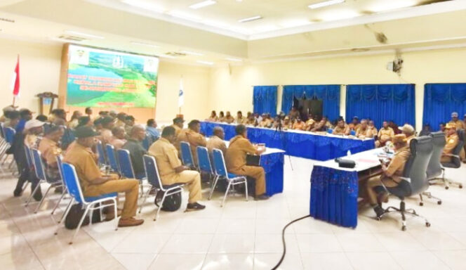 
					Suasan rakor dan evaluasi Pemkab Jayapura dengan para lurah dan kepala kampung se-Kabupaten Jayapura. (Foto dok: jayapurakab.go.id)