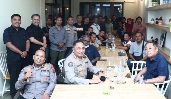 
					Suasana Wakapolda Papua gelar audiensi dengan awak media di Kota Jayapura. (Foto dok: Humas Polda Papua)