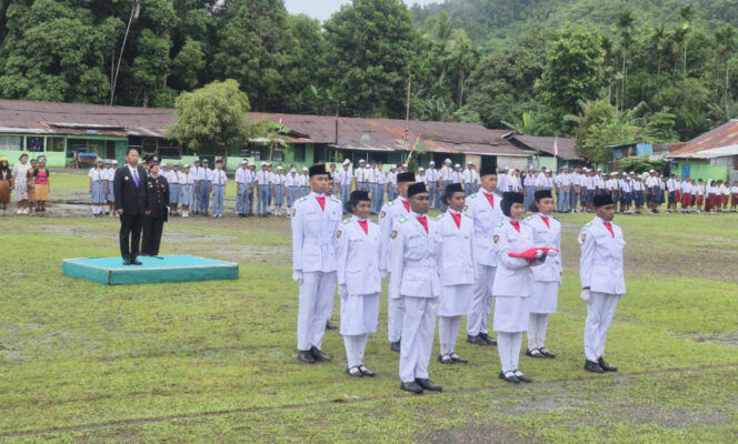 
					Wabup Kepulauan Yapen, Roi Palunga saat bertindak sebagai Inspektur Upacara dalam Peringatan Hari Sumpah Pemuda Tahun 2025. (KabarPapua.co/Ainun Faathirjal)