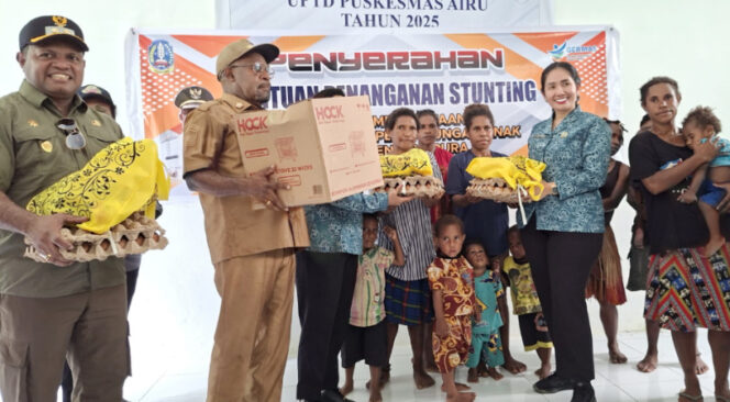 
					Ketua TP PKK Jayapura Dewi Sartika S. Wonda dan Wakil Ketua TP PKK Kabupaten Jayapura, Anitha Hening F. Yocku saat di Distrik Airu. (Foto dok: jayapurakab.go.id) 