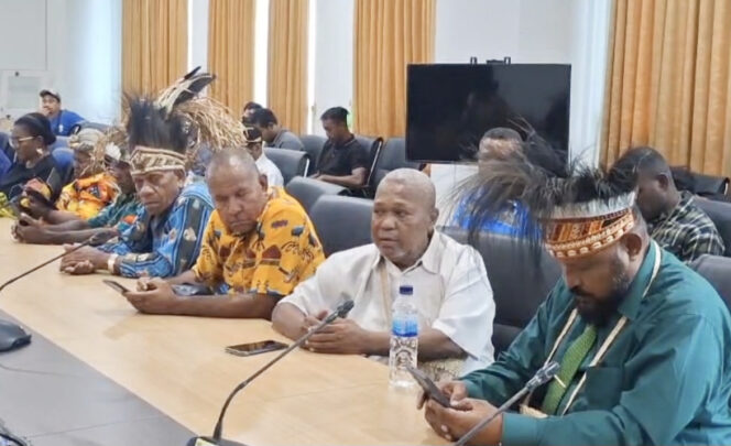 
					Rombongan MRP dipimpin Wakil Ketua I MRP, Max Ohee temui Gubernur Papua bahas insiden pemusnahan mahkota Cenderawasih. (KabarPapua.co/Imelda)