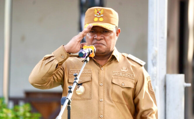 
					Wabup Jayapura, Haris Richard S. Yocku saat memimpin apel pagi di Lapangan Apel Gunung Merah Sentani. (Foto dok: jayapurakab.go.id)