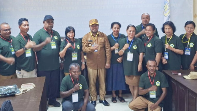 
					Wabup Jayapura, Haris Richard S. Yocku berfoto bersama dengan kontingen Pra Penas KTNA Kabupaten Jayapura 2025. (Foto dok: jayapurakab.go.id) 