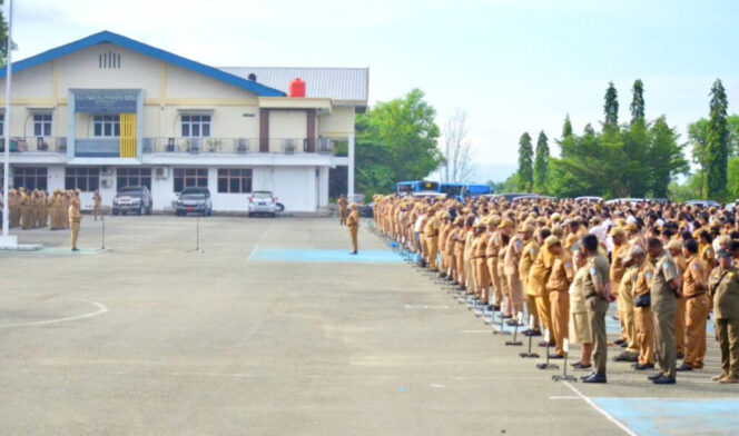 
					Saat Wakil Bupati Jayapura, Haris Richard S. Yocku, memimpin apel ASN di lingkup Pemkab Jayapura di Lapangan Apel Gunung Merah Sentani. (Foto dok: jayapurakam.go.id)