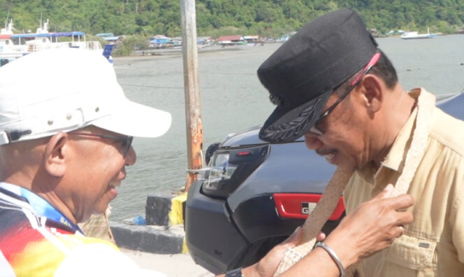 
					Wabup Kepulauan Yapen Roi Palunga disambut panitia dengan pengalungan noken saat tiba di Pelabuhan Wasior. (KabarPapua.co/Ainun Faathirjal)