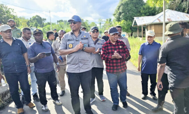 
					Wagub Papua Barat, Mohamad Lakotani bersama Ketua DPRK Kaimana Robi Samangun (kanan baku kotak merah hitam) saat berkunjung ke Distrik Yamor. (KabarPapua.co/Yosias Wambrauw)