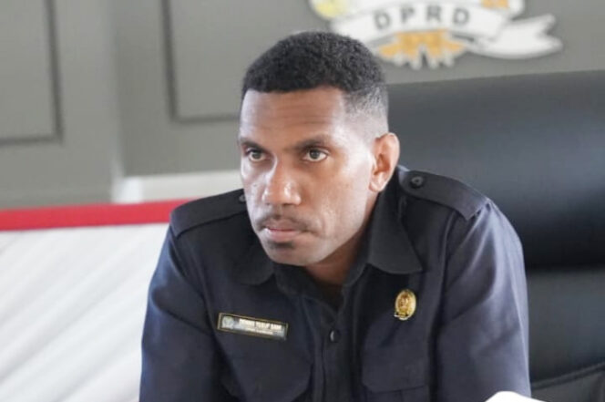 
					Wakil Ketua III DPRK Kaimana dari Fraksi Otsus, Dennis Sawi. (KabarPapua.co/Yosias Wambrauw)