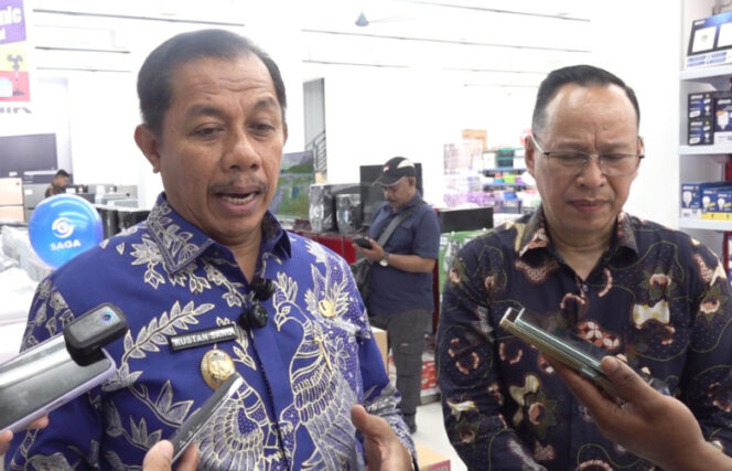 
					Wakil Wali Kota Jayapura Rustan Saru saat diwawancara terkait ketersediaan bapoik jelang Natal dan Tahun Baru. (KabarPapua.co/Natalya Yoku)