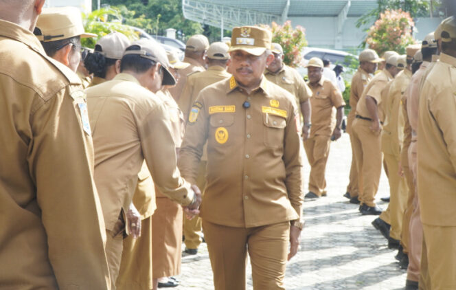
					Wakil Wali Kota jayapura Rustan Saru saat menyapa peserta apel pagi. (KabarPapua.co/Natalya Yoku)